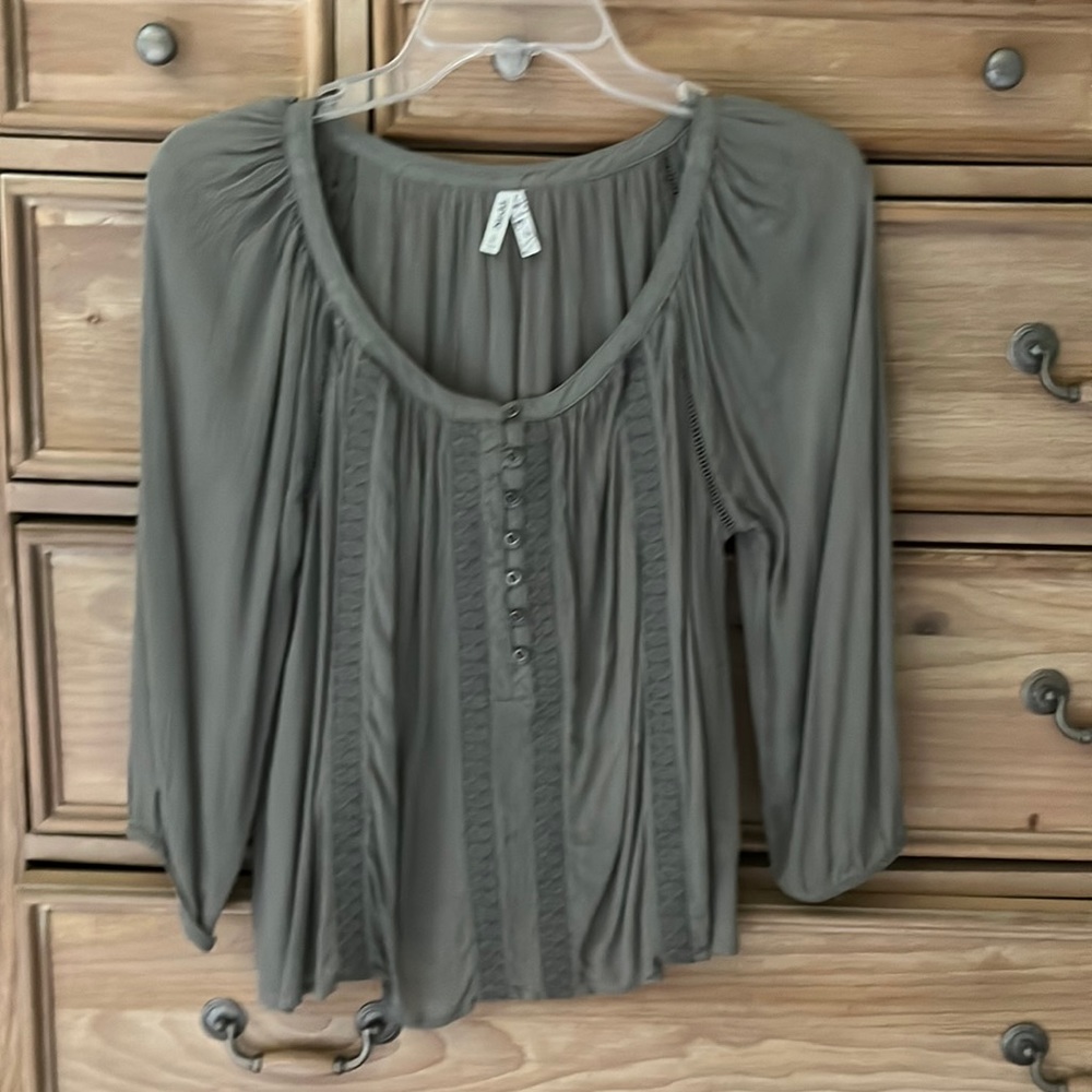 Pretty little cropped olive green top by Mudd Medium